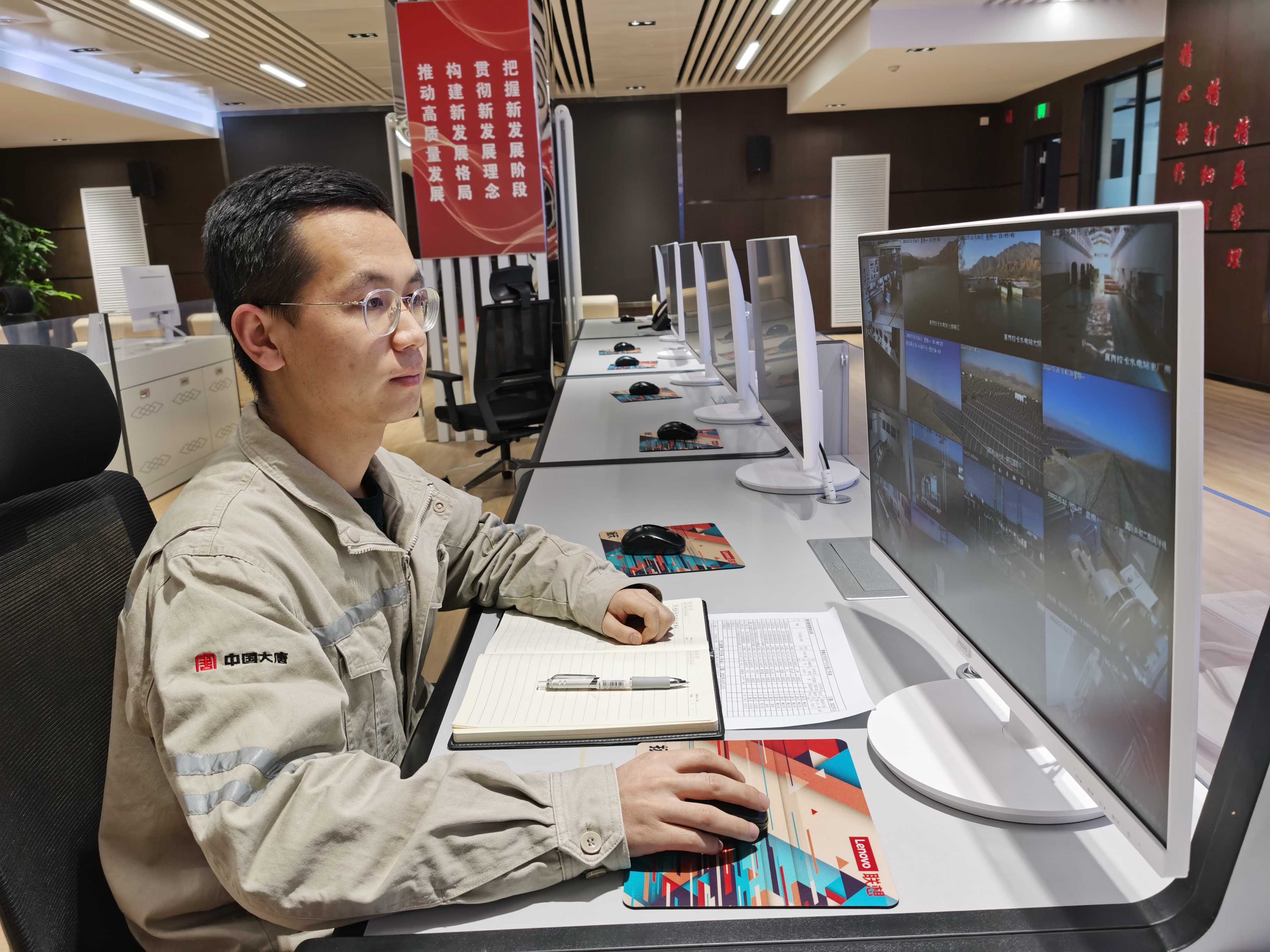 1682315130459030427.jpg 2022年11月在集控中心远程视频监督(大唐青海公司-保万荣).jpg