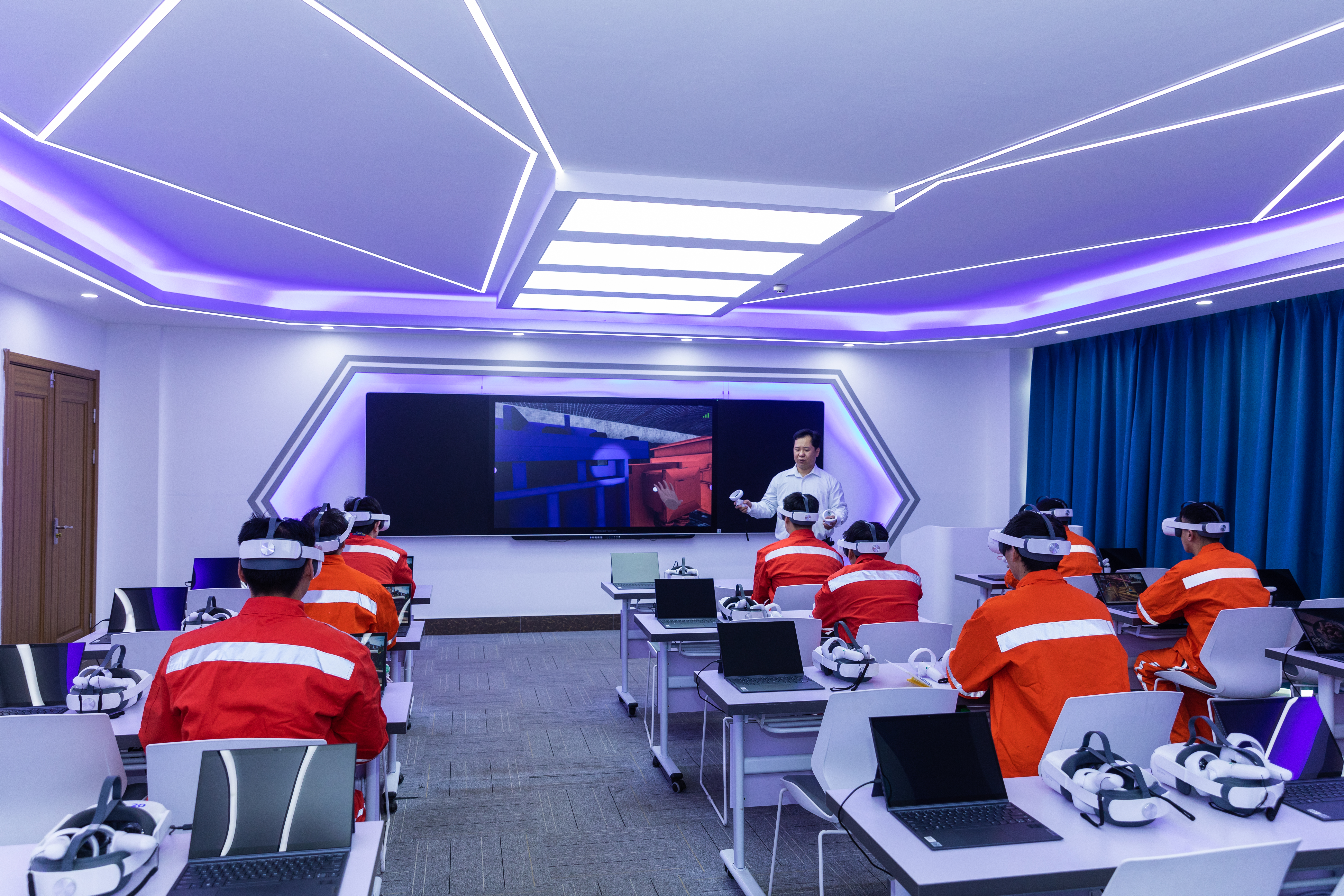 1691027954818054410.jpg 通讯配图3:在智慧安培中心,通过裸眼3D、VR实操和沉浸式实景培训三个“矩阵”,精准有效培训。.jpg