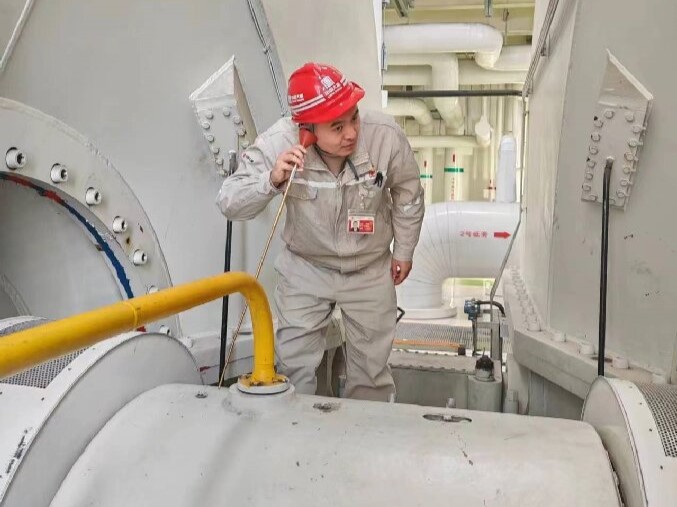 1708326159711080114.jpg 6-大唐东营发电公司职工现场检查机组振动情况.jpg