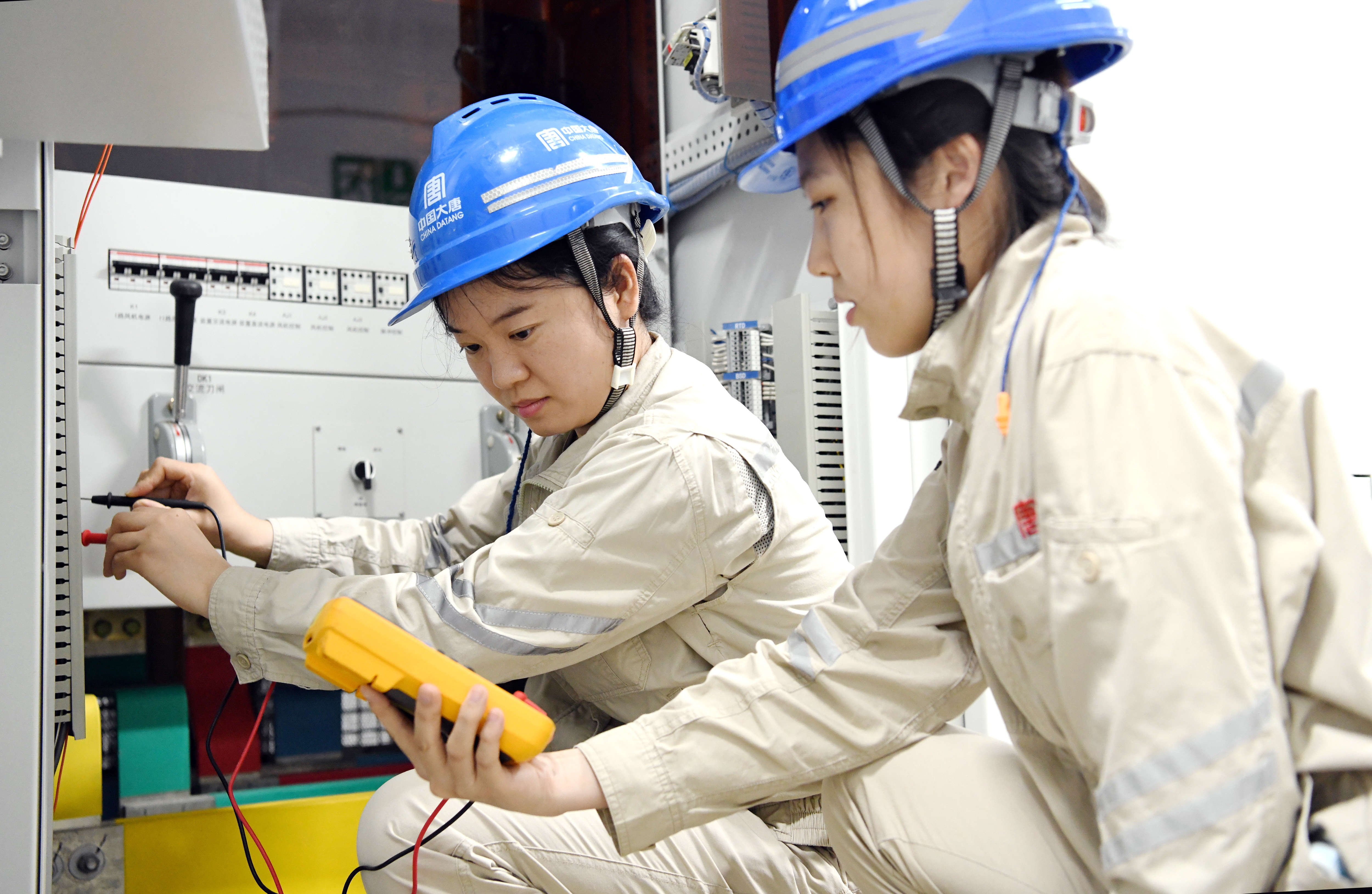 1715911734223044940.jpg 雷州发电公司设备部任佳炯(左)对设备情况进行检查-王朝阳.jpg