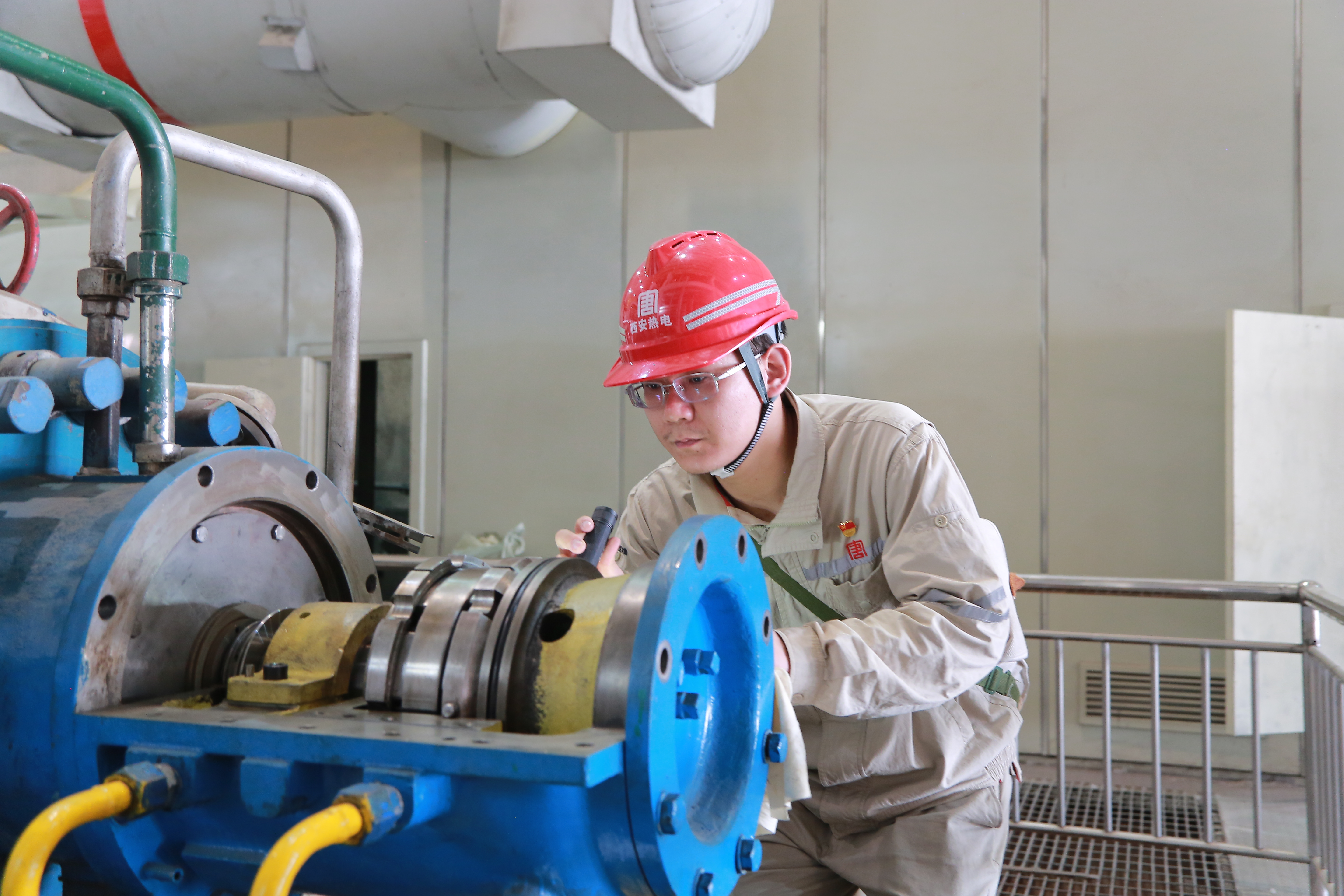 1717048085772036038.jpg 1号机组C修对气动给水泵B瓦块进行检查.jpg