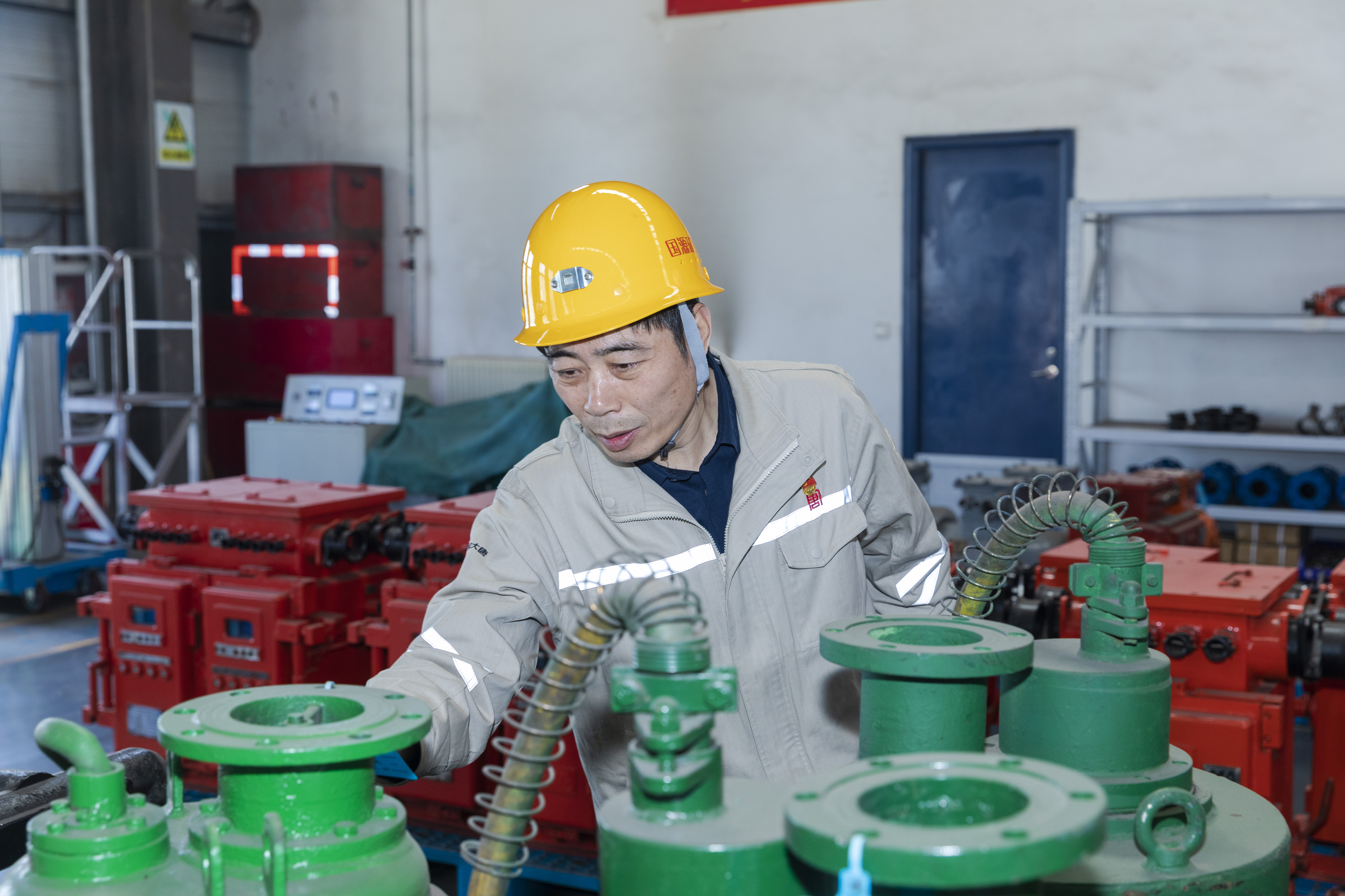 1717048223655061313.jpg 于进在龙王沟煤矿机修厂检查潜水泵运维保养情况.jpg