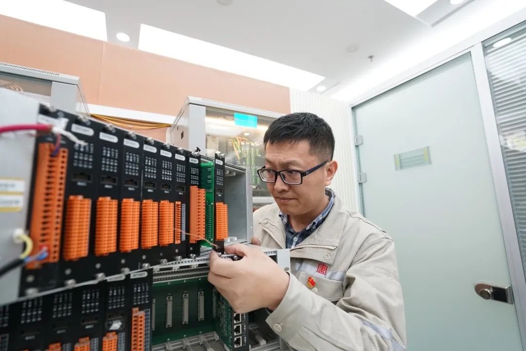 1729647275532088358.jpg 1.图为高伟正在检测控制器.jpg